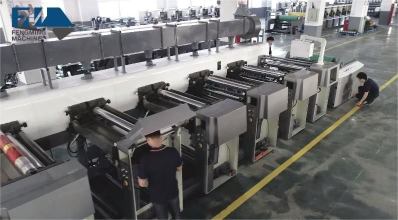 Sistema de guia web e carregamento/descarregamento automático para máquina de impressão de tipo unitário