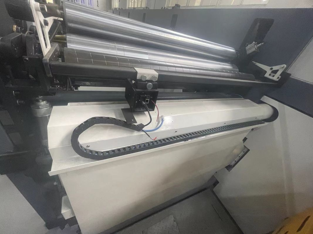Máquina de impressão UV Servo Flexo de 1350 mm Copas de papel de rolo a rolo Impressora de cartões em estado novo Lojas de impressão de engrenagens em linha