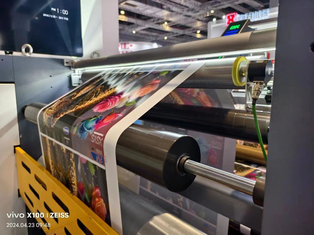 Máquina de impressão flexográfica de mangas com sistema automático de carga e descarga