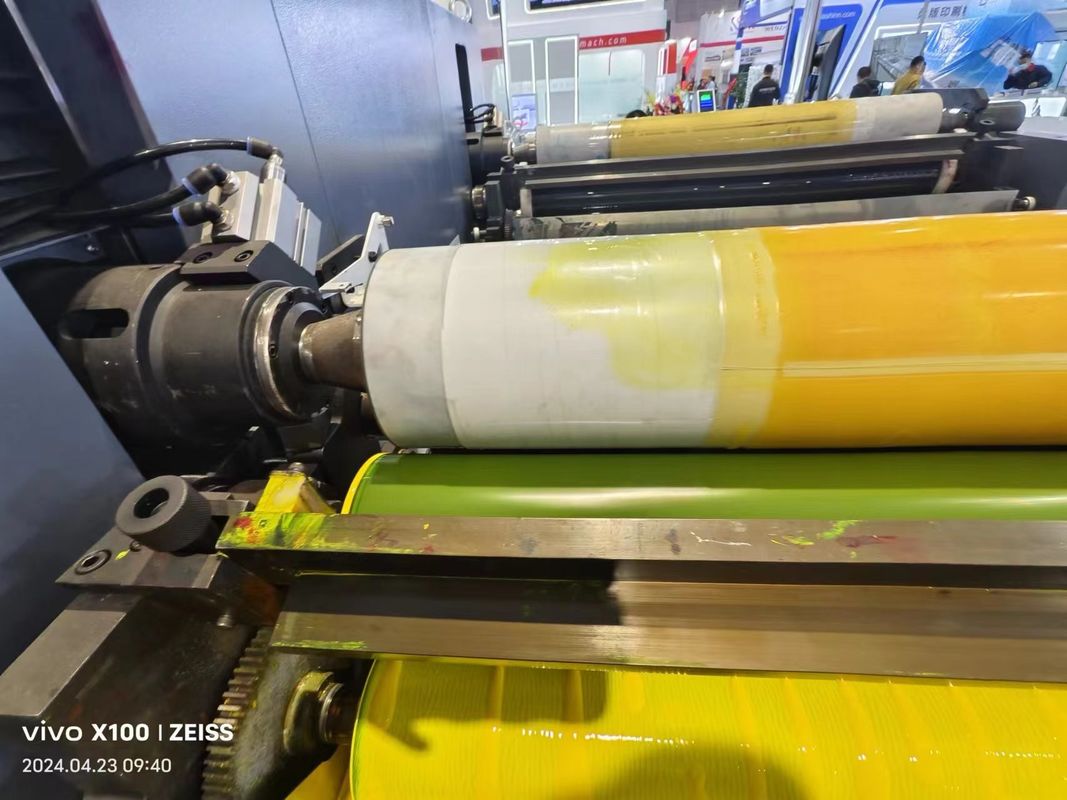 Máquina de impressão flexográfica de mangas com sistema automático de carga e descarga