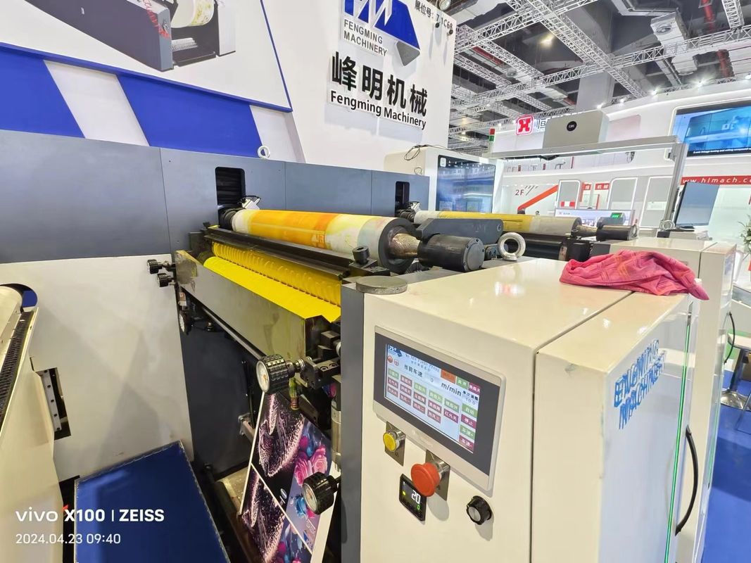 Máquina de impressão flexográfica de mangas com sistema automático de carga e descarga
