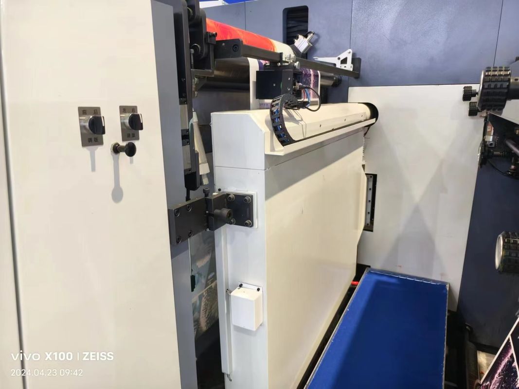 Máquina de impressão flexográfica de mangas com sistema automático de carga e descarga