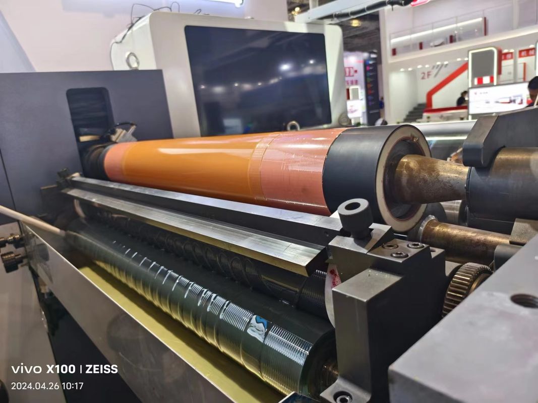 Máquina de impressão flexográfica de mangas com sistema automático de carga e descarga