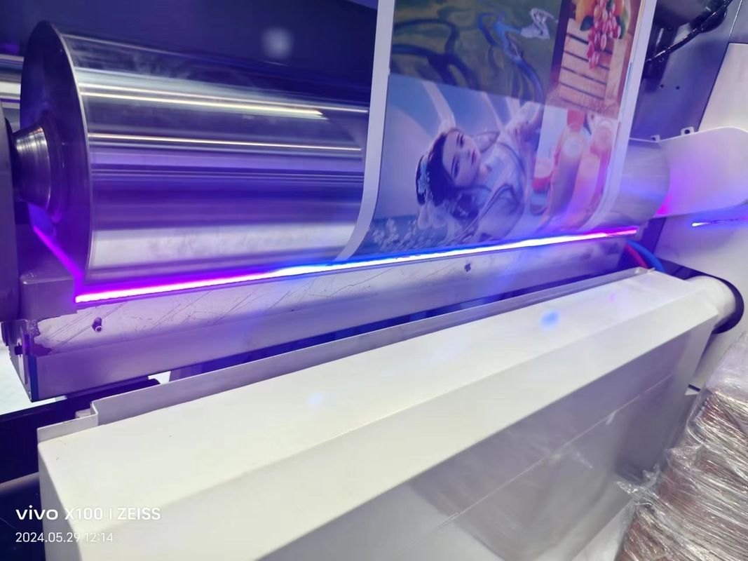 Máquina de impressão UV Servo Flexo de 1350 mm Copas de papel de rolo a rolo Impressora de cartões em estado novo Lojas de impressão de engrenagens em linha