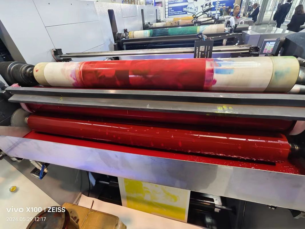 Máquina de impressão flexopintada de mangas com secções de entrada e saída para uma operação suave