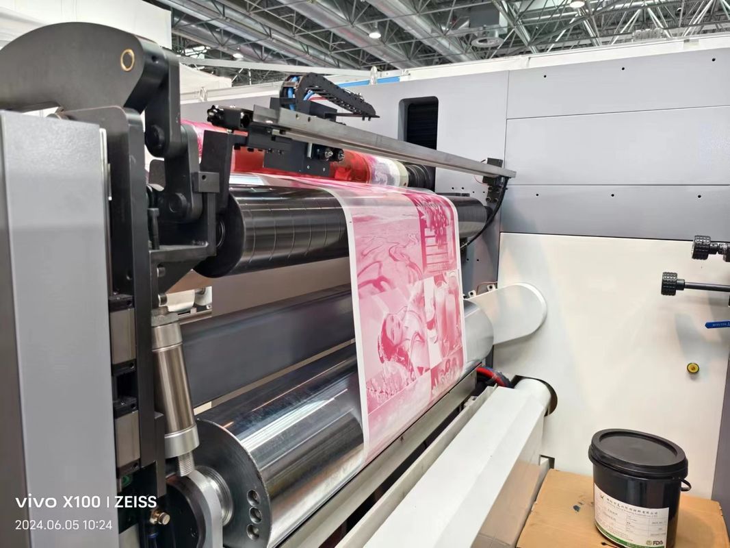 Máquina de impressão flexopintada de mangas com secções de entrada e saída para uma operação suave