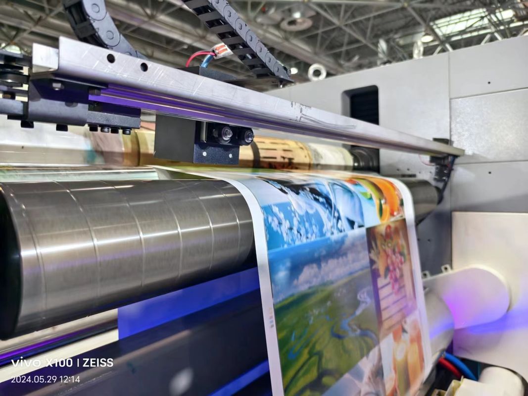 Máquina de impressão UV Servo Flexo de 1350 mm Copas de papel de rolo a rolo Impressora de cartões em estado novo Lojas de impressão de engrenagens em linha
