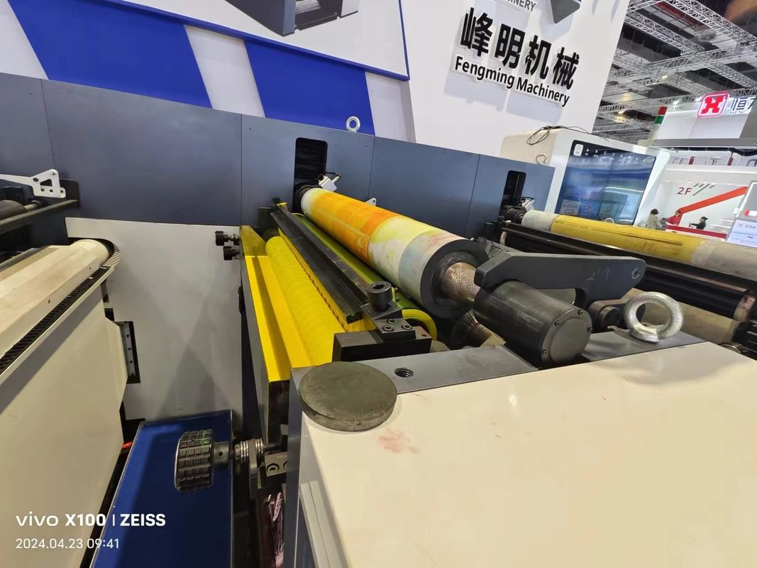 Máquina de impressão UV Servo Flexo de 1350 mm Copas de papel de rolo a rolo Impressora de cartões em estado novo Lojas de impressão de engrenagens em linha