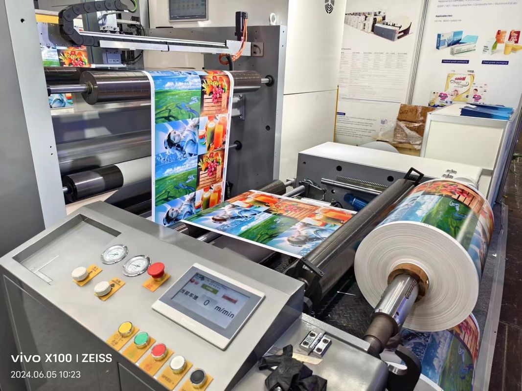 Máquina de impressão flexopintada de mangas com secções de entrada e saída para uma operação suave