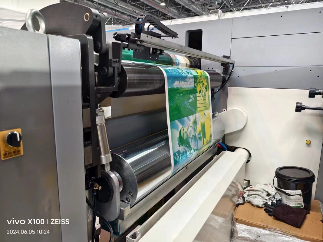 Máquina de impressão flexopintada de mangas com secções de entrada e saída para uma operação suave