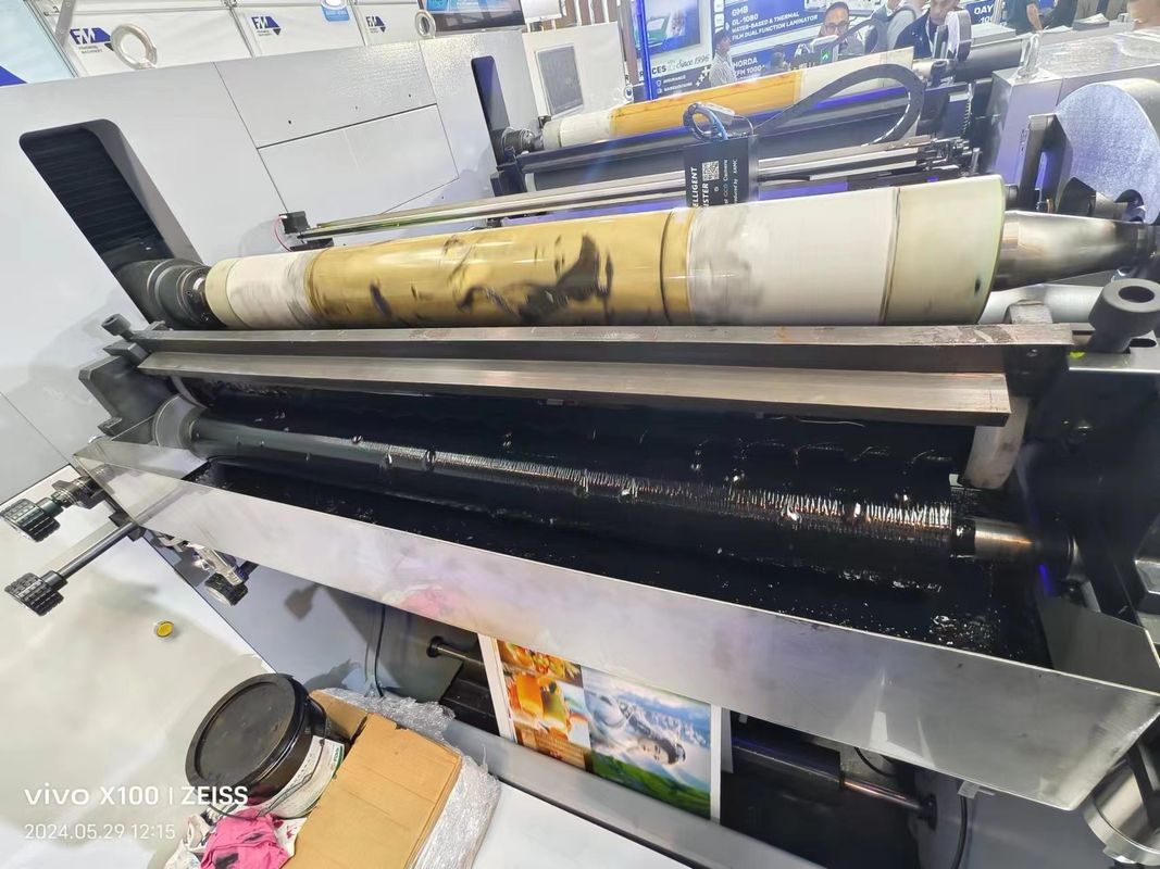 Máquina de impressão flexopintada de mangas com secções de entrada e saída para uma operação suave