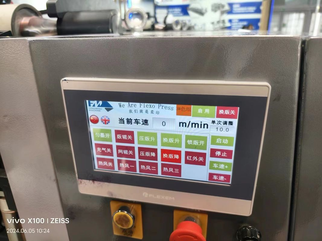Máquina de impressão flexopintada de mangas com secções de entrada e saída para uma operação suave