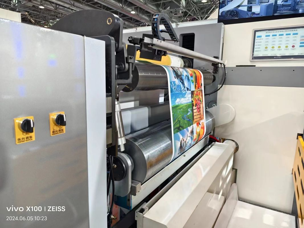 Máquina de impressão flexopintada de mangas com secções de entrada e saída para uma operação suave