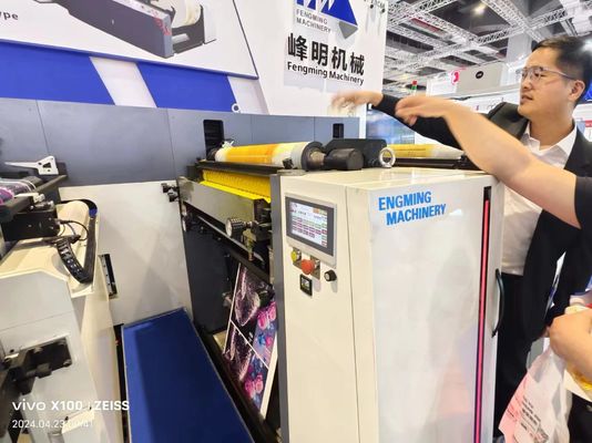 Máquina de impressão flexográfica de mangas de passagem única com secador IR e rebobinagem para conveniência