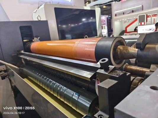 Máquina de impressão flexográfica de mangas com sistema automático de carga e descarga
