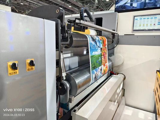 Máquina de impressão flexopintada de mangas com secções de entrada e saída para uma operação suave